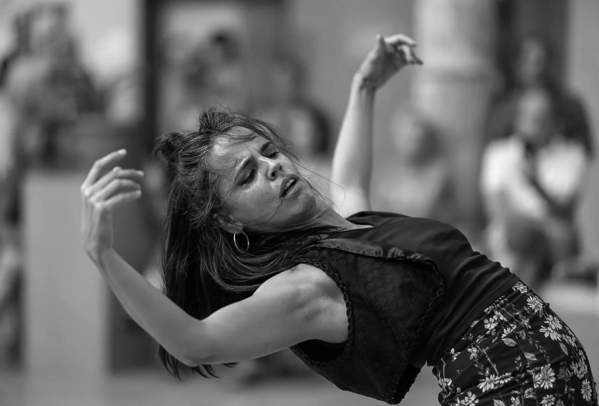 Aina Núñez en pleno giro, con el movimiento del baile desenfocando la imagen.