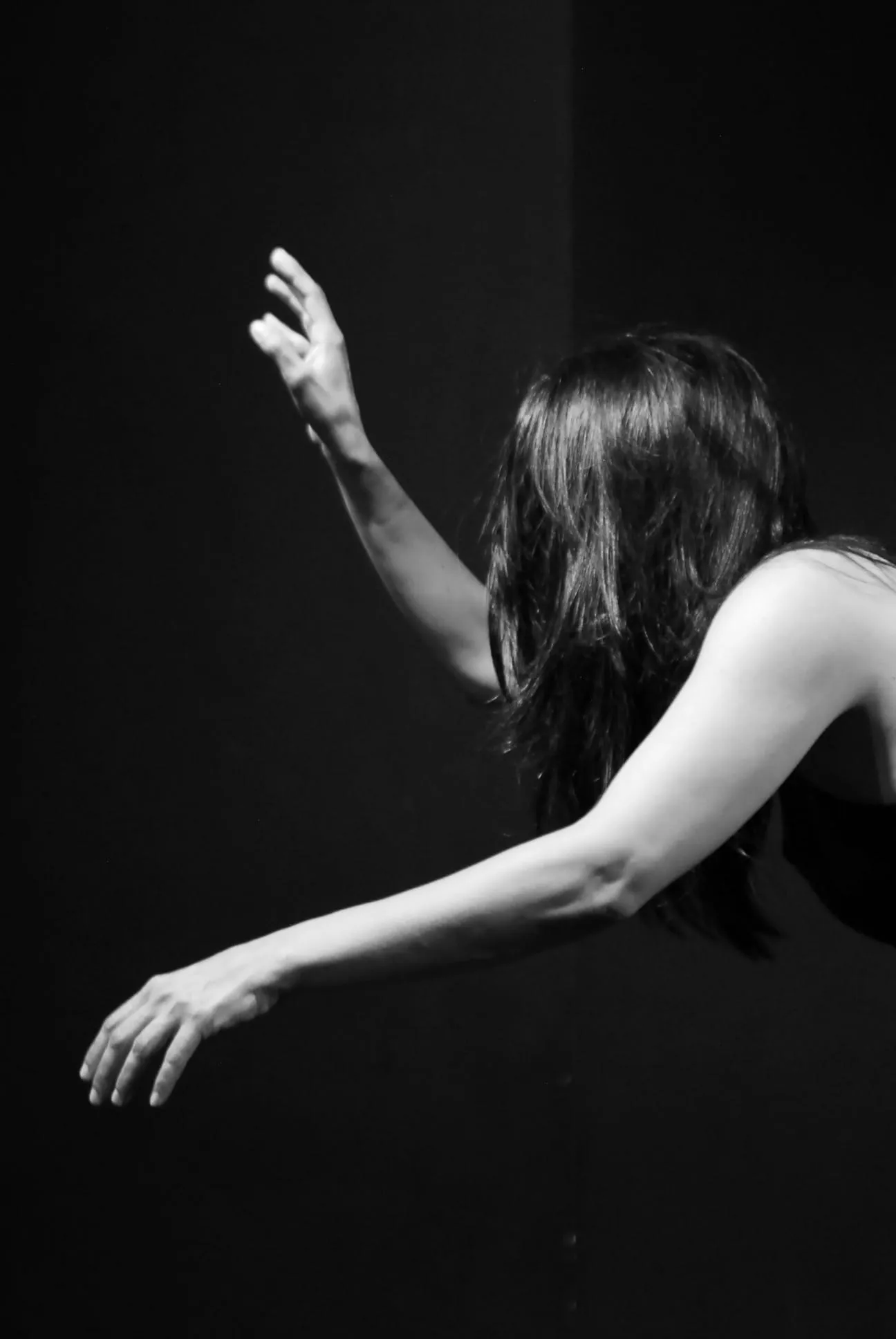 Aina Núñez con un brazo extendido hacia arriba sobre fondo negro.