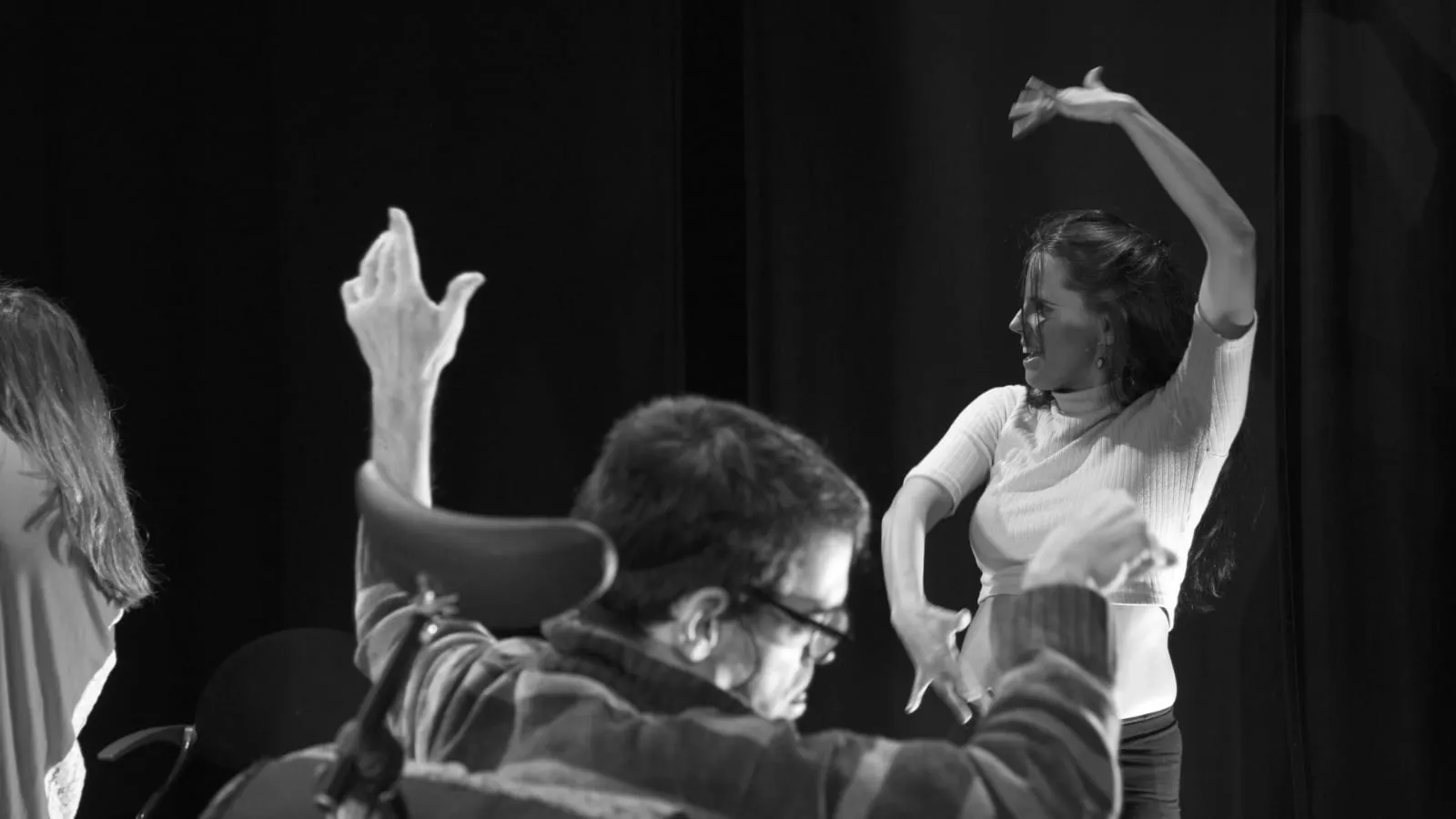 Aina Núñez baila con los brazos en alto frente a un participante en silla de ruedas que la acompaña con el brazo levantado.